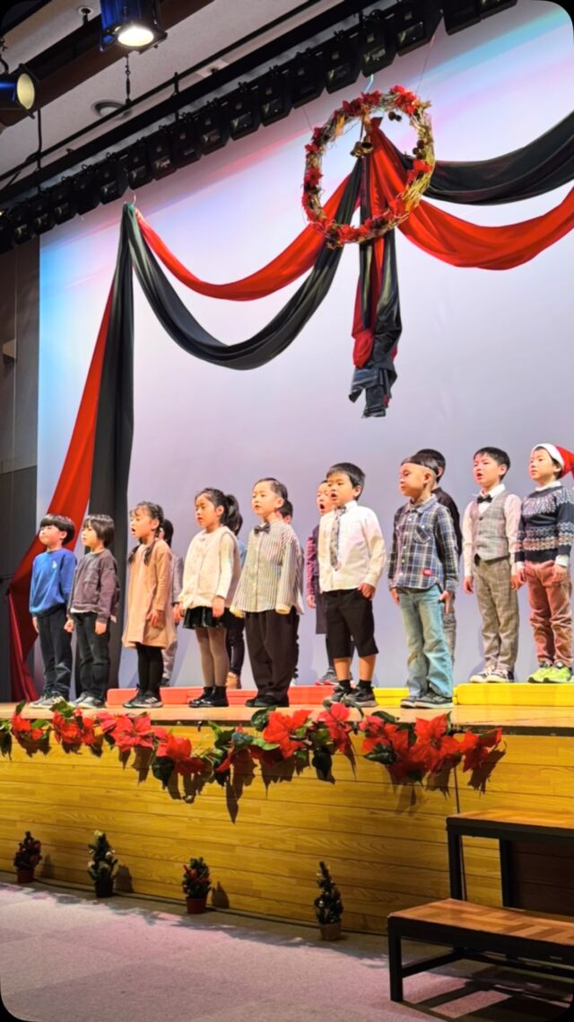 《クリスマス会🎄》
発表会ではなくパーティーです。子どもたちも保育士も少しだけお洒落をして、この雰囲気を楽しみました♪

#小俣幼児生活団 
#モンテッソーリ教育 
#アドラー心理学 
#栃木県足利市
#クリスマス会