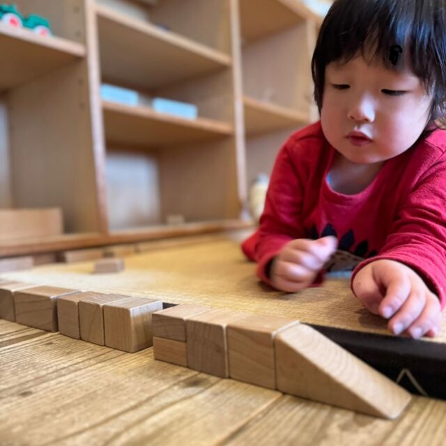 《考える力》
積み木を新幹線に見立て走らせています。数ヶ月前から続いている姿です。
保育士が提案したわけではなく、自分でこの形を作りました。
初めは床の上で真っ直ぐ動かせなくて、イライラすることもありましたが、畳の段差を上手く使って真っ直ぐ走らせることに成功したようです。
遊びの中で試行錯誤しながら考える力を養っています。私達保育士は、求められたら少しだけお手伝いしますが、自分で考える力を大切にし、満足いくまで取り組めるよう見守っています。

#小俣幼児生活団
#モンテッソーリ教育
#アドラー心理学
#栃木県足利市
#自由保育