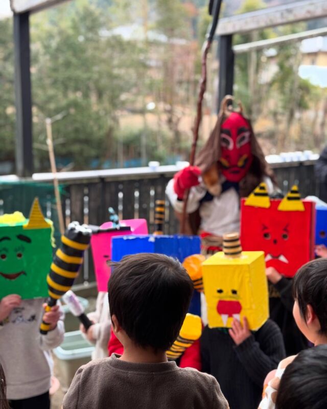 《節分豆まき》
今年も鬼がやってきました。部屋の奥に逃げる子、大きな掛け声で豆を投げる子、世の中には怖いものがある、そんな経験も大切だと思います。
逃げていったね、良かったね、と安心した子どもたちでした。

#小俣幼児生活団
#モンテッソーリ教育
#アドラー心理学
#栃木県足利市
#節分
#豆まき
