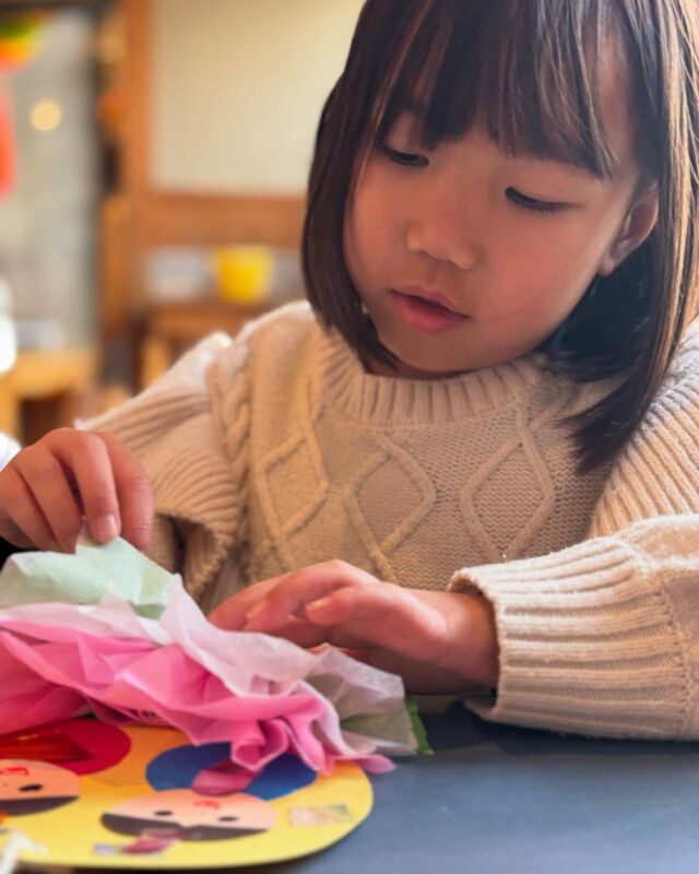 《お雛様の制作》
ハサミを持って真剣な表情です。のりで貼ったり、お花紙を開いたり、難しいところも教え合いながら取り組んでいました。

#小俣幼児生活団 
#モンテッソーリ教育
#アドラー心理学
#栃木県足利市
#お雛様
#製作