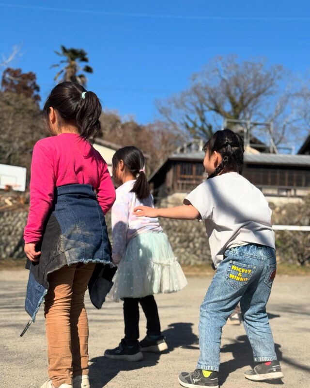 《中当て》
青組さん（5歳児）が桃組さん（4歳児）を中当てに誘いました。楽しそうにキャッキャと声を出しながら、逃げ回る子どもたち。見ているこちらまで楽しくなりました♪またやろうね！

#小俣幼児生活団
#モンテッソーリ教育
#アドラー心理学
#栃木県足利市
#中当て